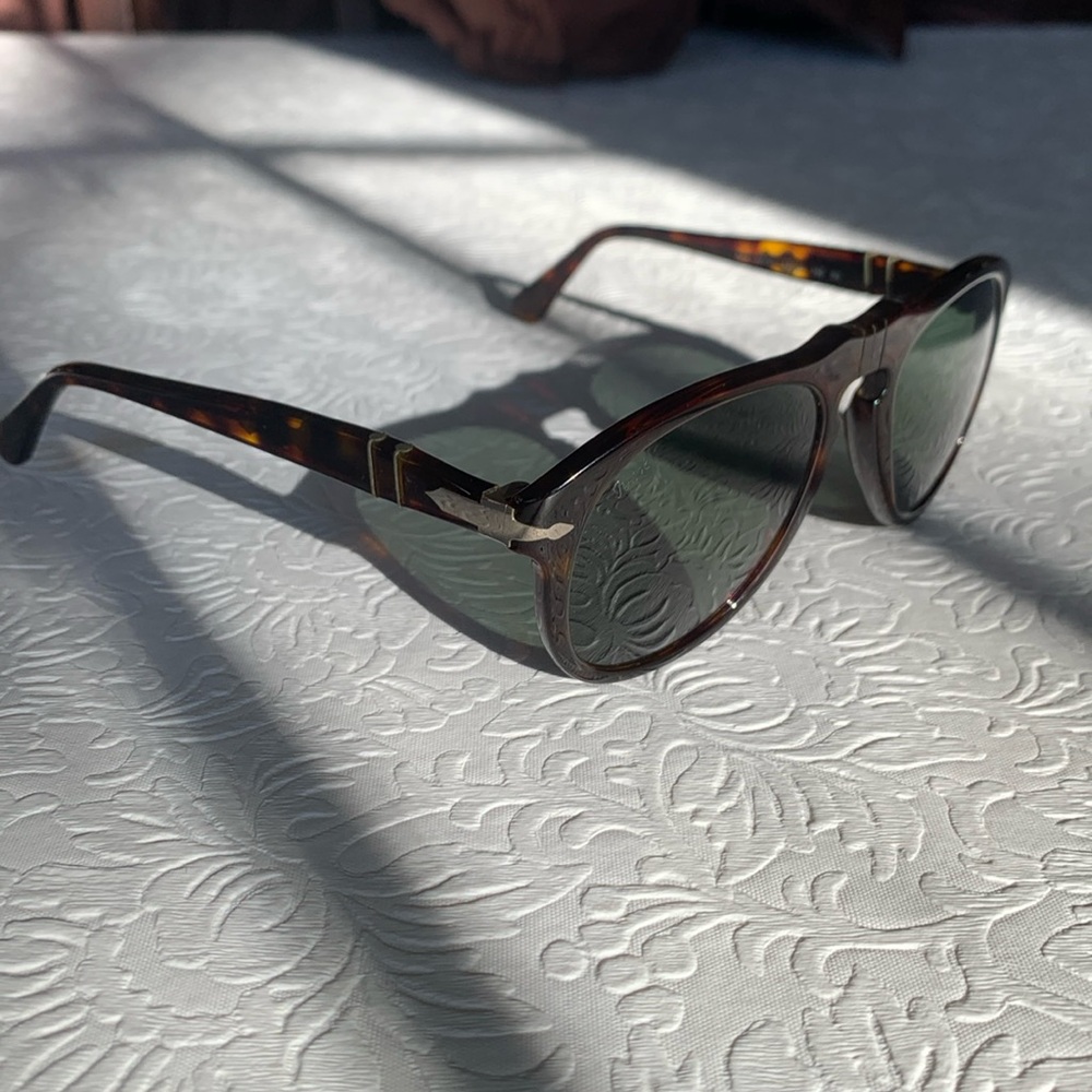 Persol Sunglasses
Tortoise/Green
Hand Made in Italy
Excellent Condition
